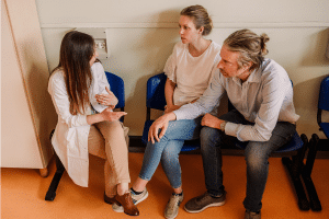 Doni sostegno psicologico ad un bambino chirurgico e alla sua famiglia durante tutto il percorso di cura