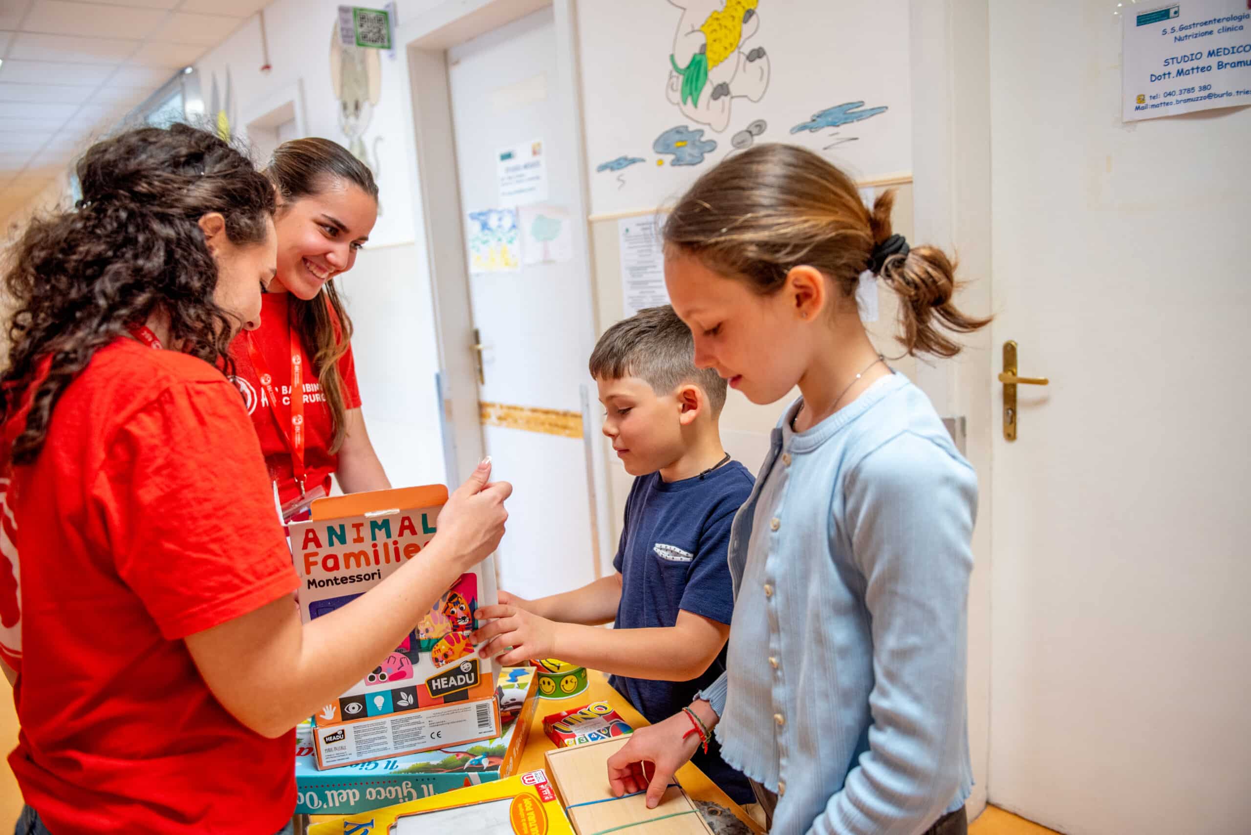 Doni giochi e materiali che aiutano i bambini ricoverati a vivere momenti di serenità durante la degenza.