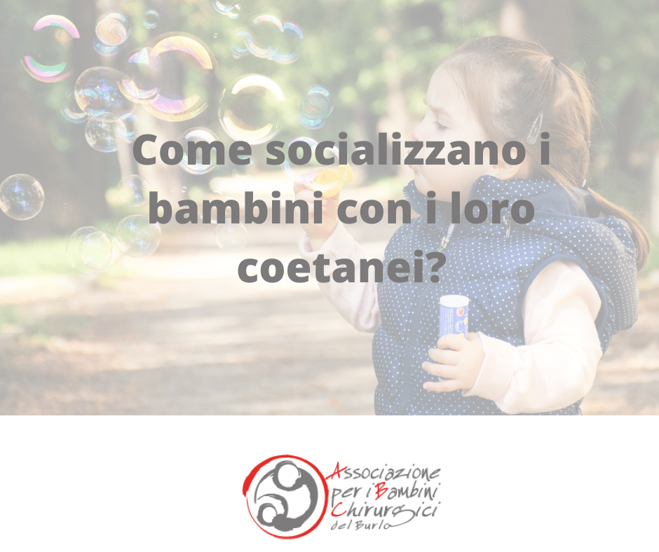 Come socializzano i bambini con i loro coetanei?