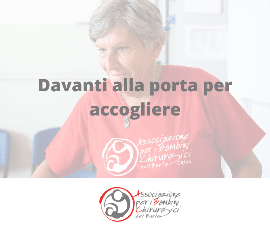 Davanti alla porta per accogliere